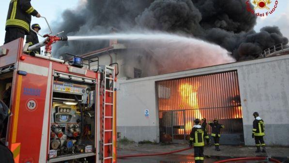 Damma in Italia, capannone occupato da migranti viene avvolto dalle fiamme: morta una donna
