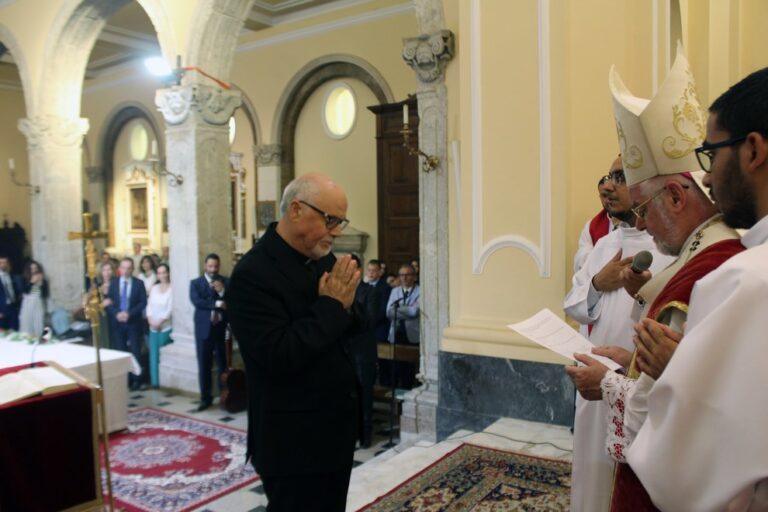 Diventa sacerdote a 73 anni ma era già padre e nonno: celebrerà la sua prima messa