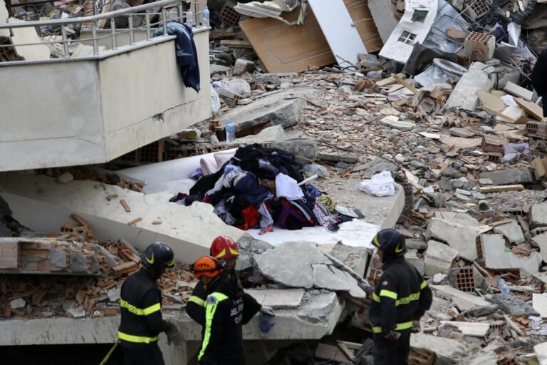 Terremoto in Albania, mamma e tre figli trovati morti sotto le macerie: “Erano a letto abbracciati”