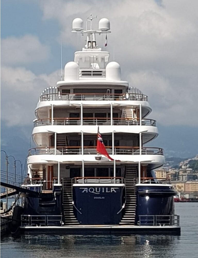Il campione NBA nel golfo di Napoli sul mega yacht Aquila: palestra, cinema, idromassaggio e discoteca