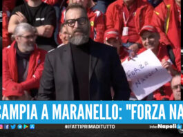 Cartello 'Forza Napoli' durante la presentazione della Ferrari, chi è il meccanico tifoso partenopeo