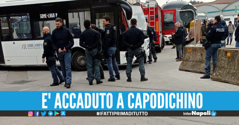 Paura a Napoli, si barrica in un autobus e minaccia di darsi fuoco