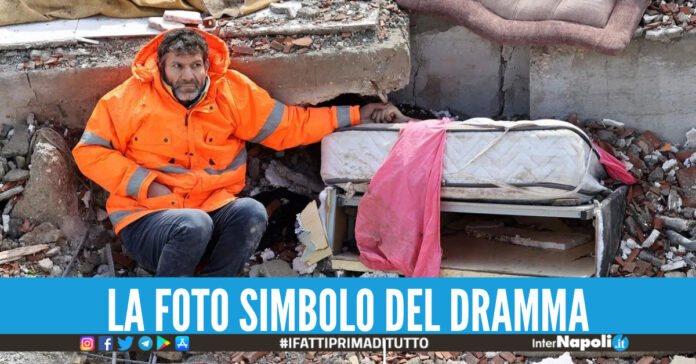 Terremoto in Turchia, ciò che riassume meglio il dolore è una foto scattata