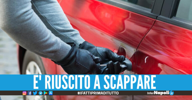 Ruba un’auto in sosta fuori al cinema a Napoli, inseguito e picchiato dal proprietario 