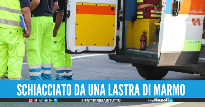 Operaio schiacciato da una lastra di marmo durante il turno di lavoro