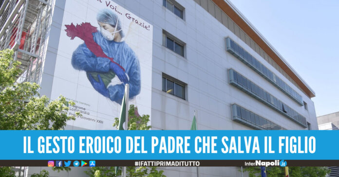 padre salva bambino