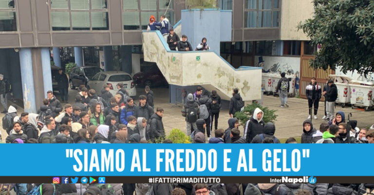 Protesta degli alunni dell’Itis Galileo Ferraris di Scampia: “Riscaldamenti fuori uso, è assurdo”