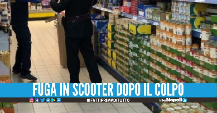 Rapina a mano armata nel minimarket a Giugliano, banditi via con l'incasso