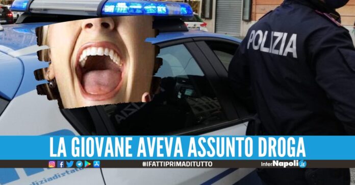 Furia distruttiva nel bar a Napoli, ragazza bloccata dalla polizia