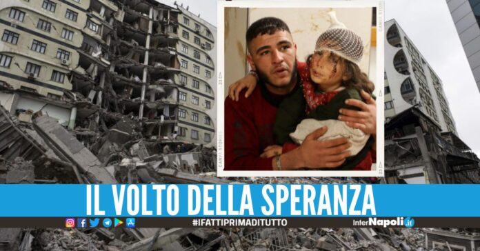 Bimba estratta in pigiama dalle macerie, la foto commuove il mondo