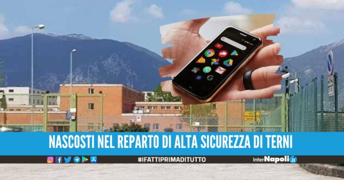 Trovati oltre 100 smartphone nelle celle dei boss, inizia il processo