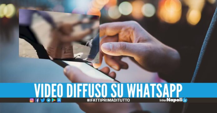 Rissa per un fidanzatino, 'strascino' fuori la scuola nel Casertano