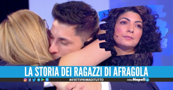 Michele vuole sposare Rossella e le consegna i moduli a C'è posta per te