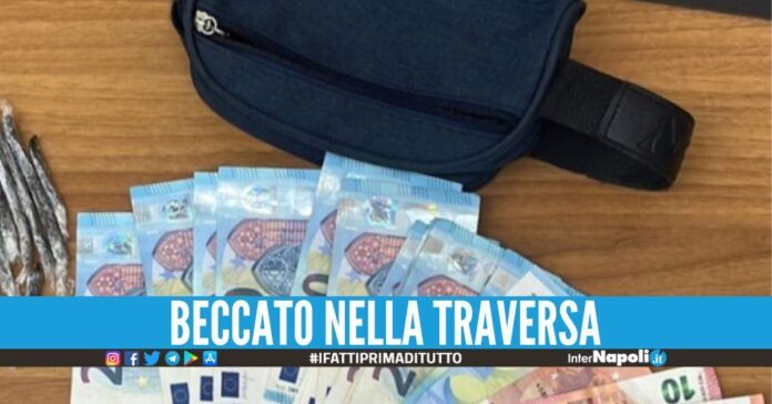 Spacciava droga a Casoria, arrestato con il borsello pieno di contanti