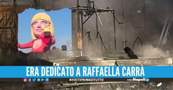 Le fiamme divorano un carro del Carnevale di Saviano, indagine in corso