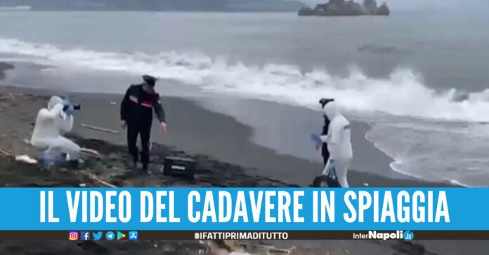 Corda al collo e un masso legato al cadavere, s'indaga per omicidio nel Napoletano il giallo del tatuaggio