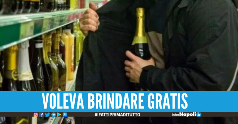 Follia a Napoli, ruba una bottiglia di champagne da un supermercato e investe due dipendenti