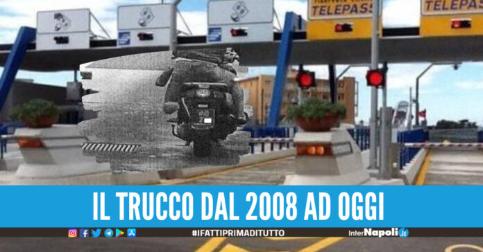 Napoli, copre con il piede la targa dello scooter per non pagare la Tangenziale denunciato