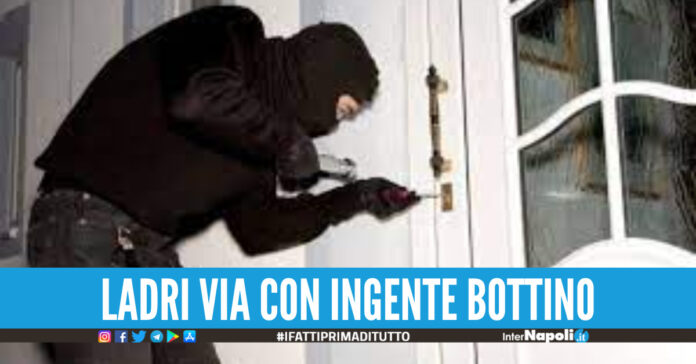 Rapina in villa, 20enne reagisce ai banditi ma viene picchiato
