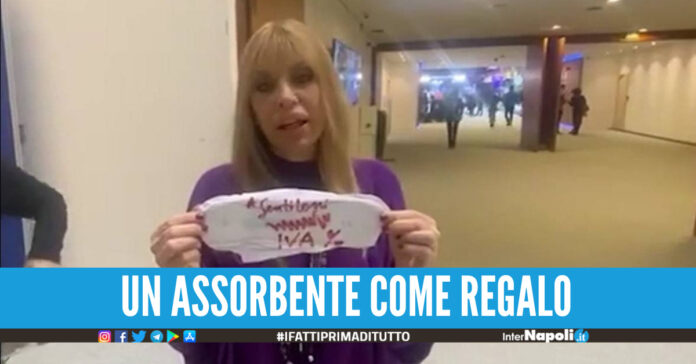 Alessandra Mussolini regala un assorbente a Gentiloni