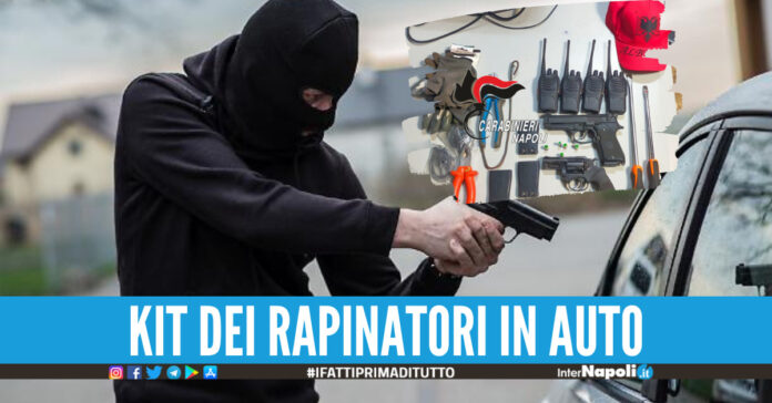 Auto abbandonata dopo un inseguimento nel Napoletano, trovato il kit del rapinatore