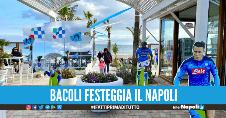 Il litorale di Bacoli diventa azzurro: le sagome di calciatori e dirigenti del Napoli in spiaggia