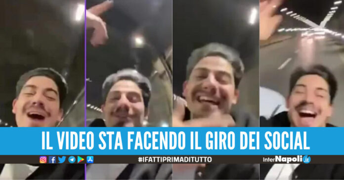 canta con mezzo busto fuori dal finestrino galleria napoli