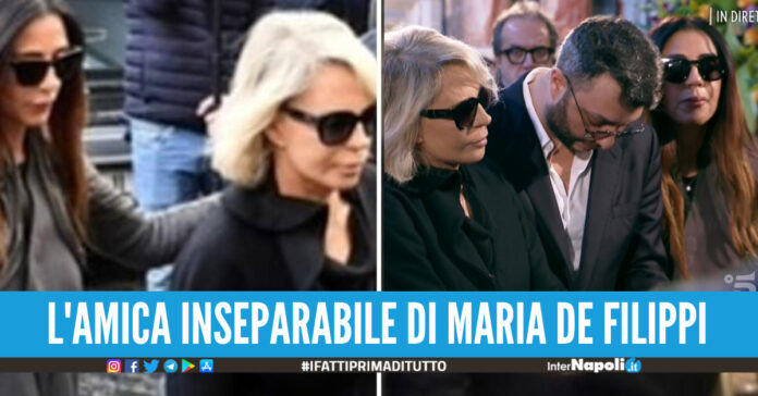 Chi è Raffaella Mennoia, l'amica inseparabile di Maria De Filippi duranti i giorni di lutto