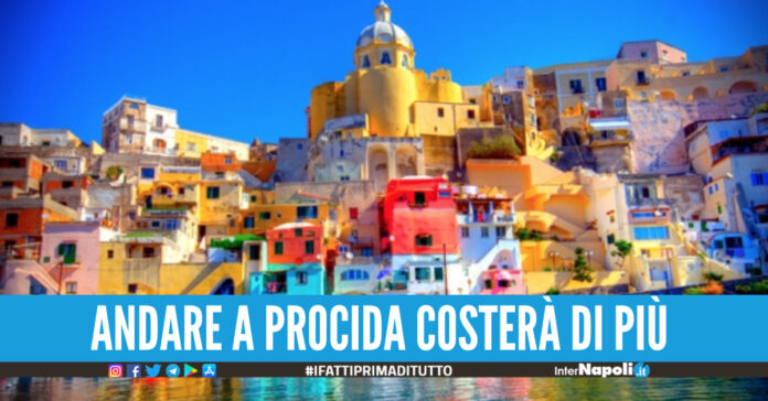 Aumenta la tassa per sbarcare a Procida, il contributo per i non residenti passerà a 3,50 euro per persona