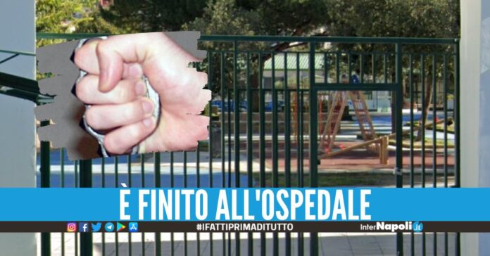 Botte fuori al parco a Pianura, 14enne picchiato con un tirapugni