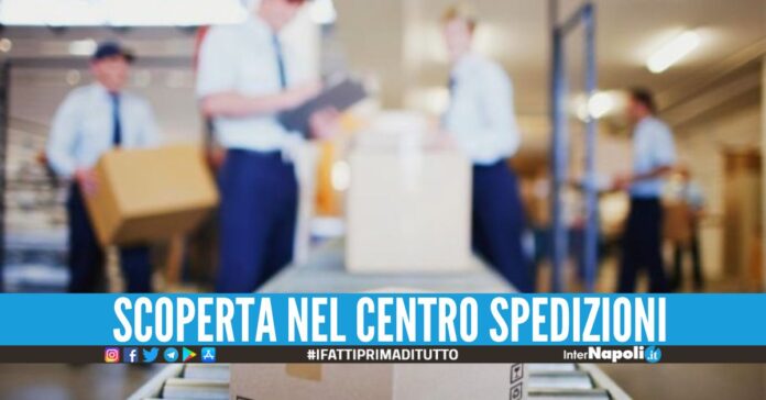 Spedisce 4 kg di marijuana in un pacco a Napoli, scatta il sequestro