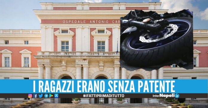 Scontro tra moto a Napoli, 2 ragazzi in ospedale per sfuggire dai carabinieri
