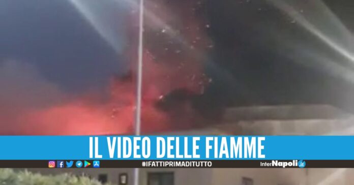 Incendio nella fabbrica a Marcianise, nube nera visibile da chilometri