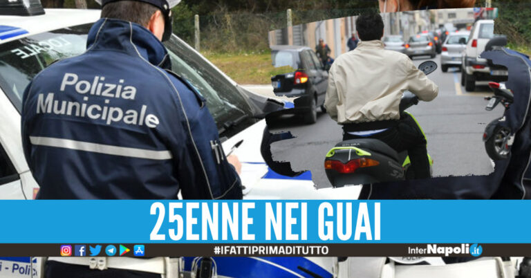 Va dai vigili in scooter senza casco, patente e assicurazione: multa da 8mila euro