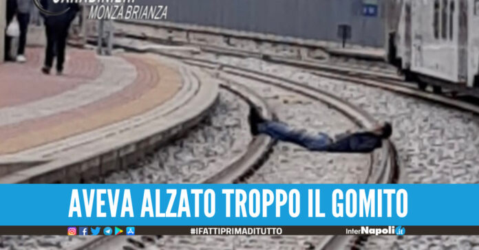Ubriaco si sdraia sui binari ubriaco Avevo sonno e volevo dormire