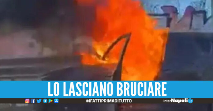 Due conducenti fanno un video ad un uomo mentre brucia in un incendio