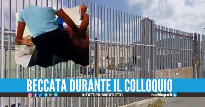 Una donna ha cercato di introdurre in carcere la droga per il marito detenuto nascondendola nei polsini della maglia