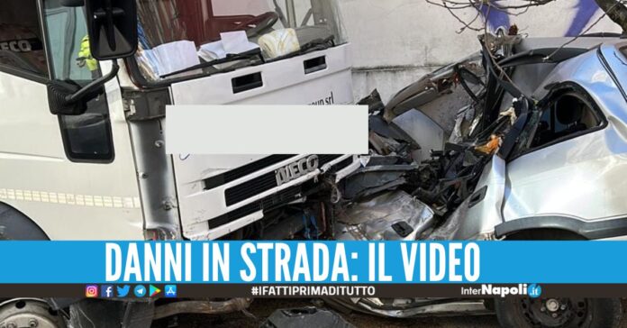 Tragedia sfiorata a Napoli, camion 'fuori controllo' distrugge le auto