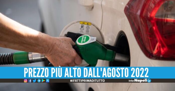 Le feste di Pasqua fanno aumentare il prezzo della benzina, nuovo record