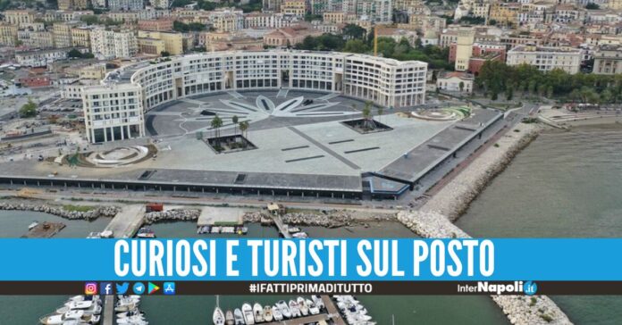 Cadavere trovato nel mare di Salerno, dramma davanti alla piazza