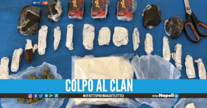 Blitz a Pianura, cocaina sequestrata nella piazza dei Carillo
