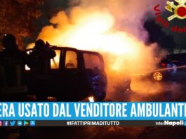 Brucia un furgone dei panini a San Giorgio a Cremano, danneggiate 3 auto