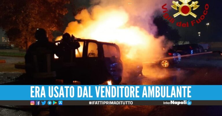 Brucia un furgone dei panini a San Giorgio a Cremano, danneggiate 3 auto