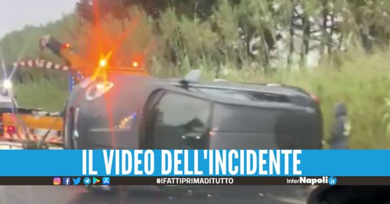 Incidente tra Varcaturo e Lago Patria, auto ribaltata