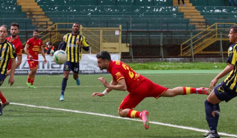 Sonora sconfitta casalinga del Giugliano contro la capolista Catanzaro