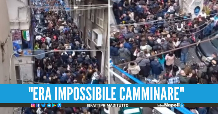 Napoli capitale del turismo in Italia, folla oceanica al murale di Maradona ma scatta l'allerta C'è poca sicurezza