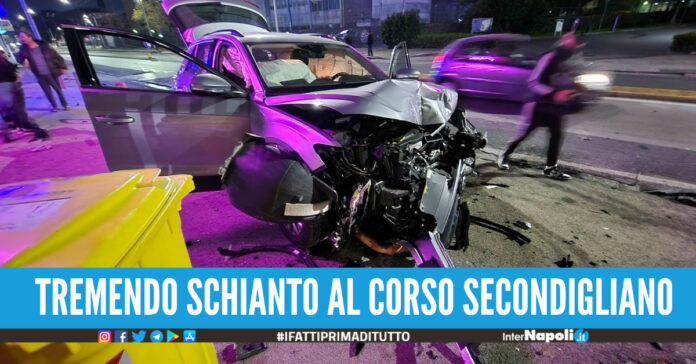 Paura al Corso Secondigliano, provocano un incidente e scappano ragazzo grave in ospedale