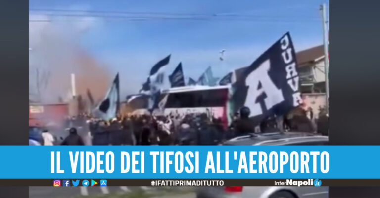 Tifosi a Capodichino per incitare il Napoli in partenza per MilanoForza ragazzi, scrivete la storia
