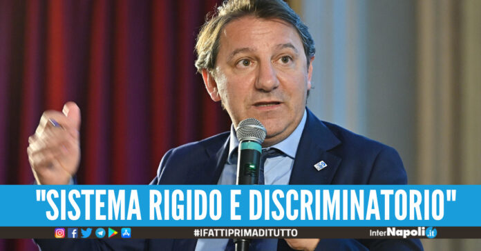 Tridico critica la nuova riforma del governo riguardante il Reddito di Cittadinanza.