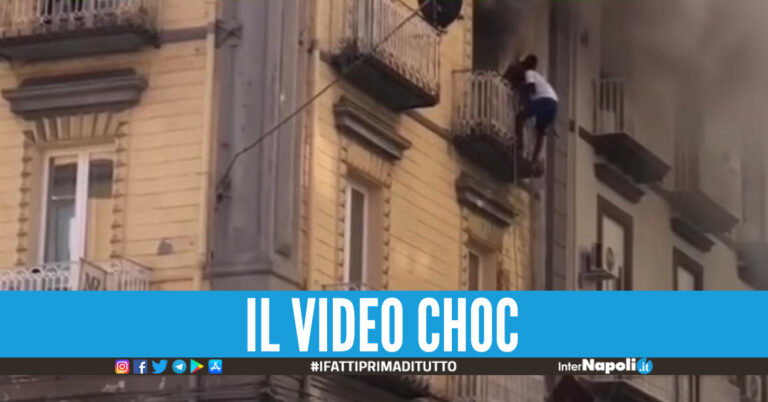 Paura a Napoli, appartamento va a fuoco: inquilini si calano dal balcone per fuggire alle fiamme
